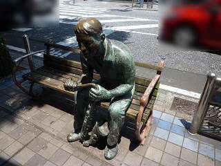宮崎県が制作！温水洋一のリアル銅像がベンチに座ってお出迎え