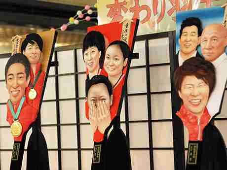 年末恒例“変わり羽子板” トランプ氏や小池百合子都知事も
