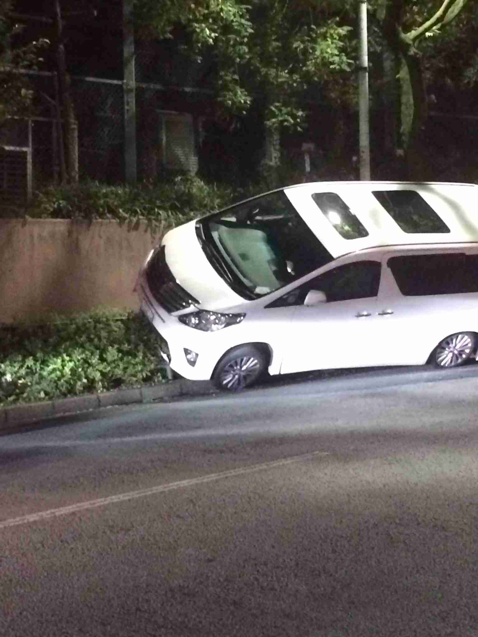 タクシーが歩道に乗り上げ5人けが  東京・南青山