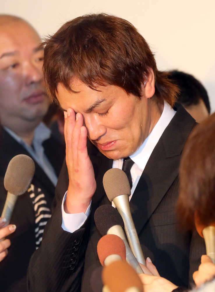 狩野英孝　涙の謝罪会見66分　謹慎処分に　交際認め「恋愛感情あった」