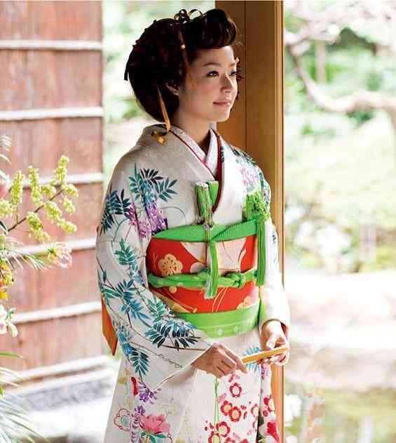 着物姿の有名人の画像を貼るトピ