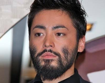 綾野剛が飲酒トークで暴走「（小栗）旬なんて別にかっこよくない、山田（孝之）は毛玉」