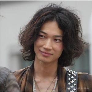 綾野剛が飲酒トークで暴走「（小栗）旬なんて別にかっこよくない、山田（孝之）は毛玉」