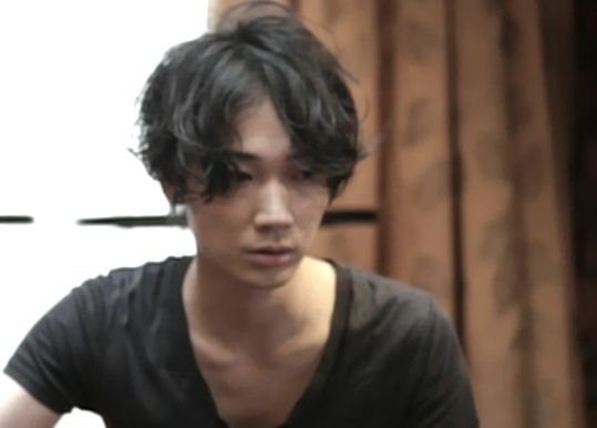 綾野剛が飲酒トークで暴走「（小栗）旬なんて別にかっこよくない、山田（孝之）は毛玉」