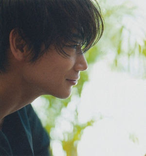 綾野剛が飲酒トークで暴走「（小栗）旬なんて別にかっこよくない、山田（孝之）は毛玉」