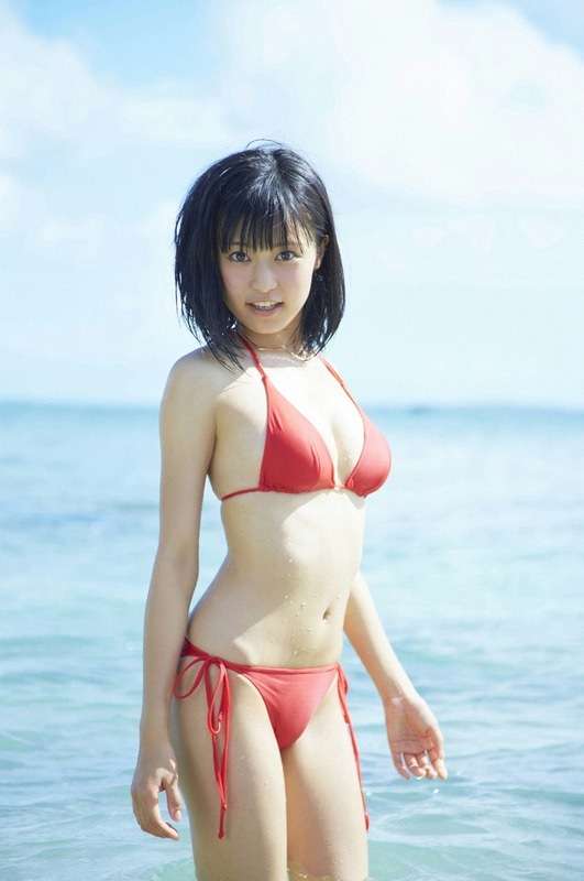 藤田ニコル、真っ赤なビキニで際立つ色白ボディ「可愛すぎ」「腹筋割れてる」の声