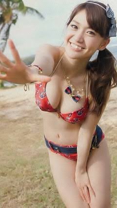 藤田ニコル、真っ赤なビキニで際立つ色白ボディ「可愛すぎ」「腹筋割れてる」の声