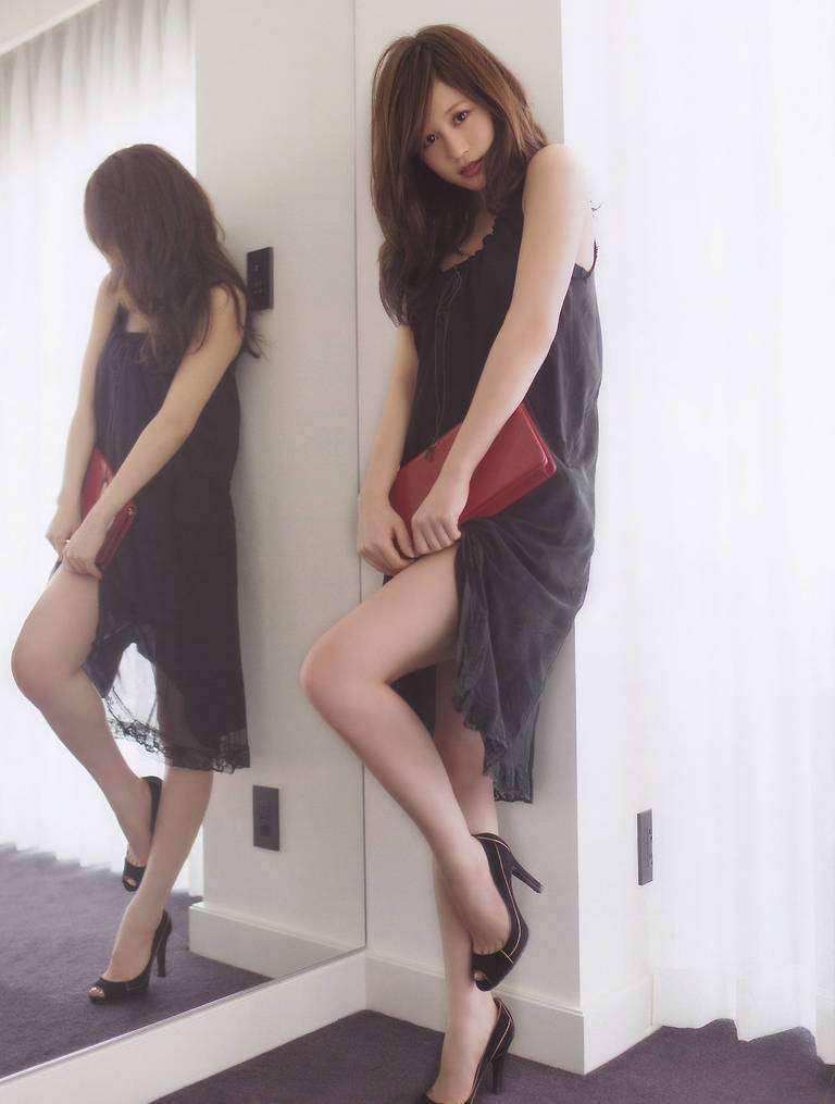 藤田ニコル、真っ赤なビキニで際立つ色白ボディ「可愛すぎ」「腹筋割れてる」の声