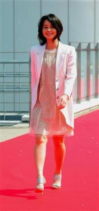 ローラ、ショーパン圧巻美脚に驚愕の声「脚なが！」「同じ人間とは思えない」