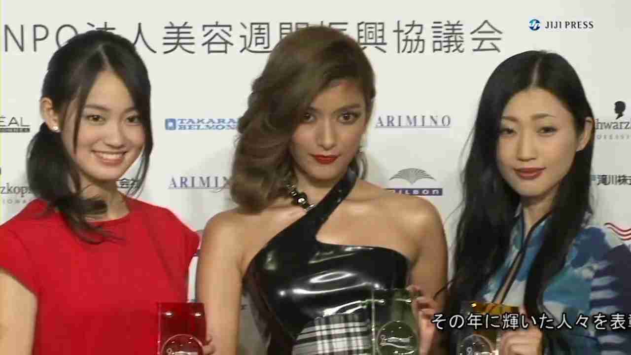 ローラ、ショーパン圧巻美脚に驚愕の声「脚なが！」「同じ人間とは思えない」