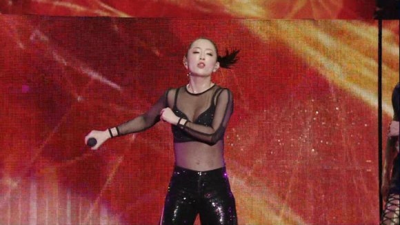 思わず二度見!? 浜崎あゆみ、限界ギリギリの肌出しショット公開で「セクスィ連発」「肌がぷるぷる！」