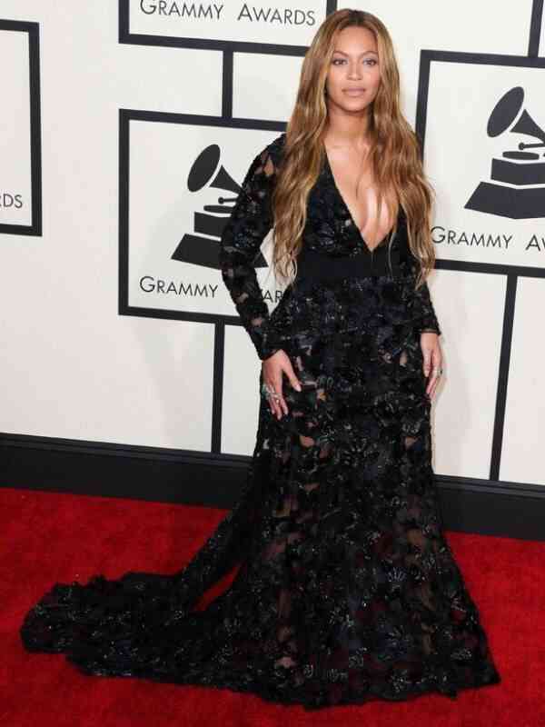 思わず二度見!? 浜崎あゆみ、限界ギリギリの肌出しショット公開で「セクスィ連発」「肌がぷるぷる！」