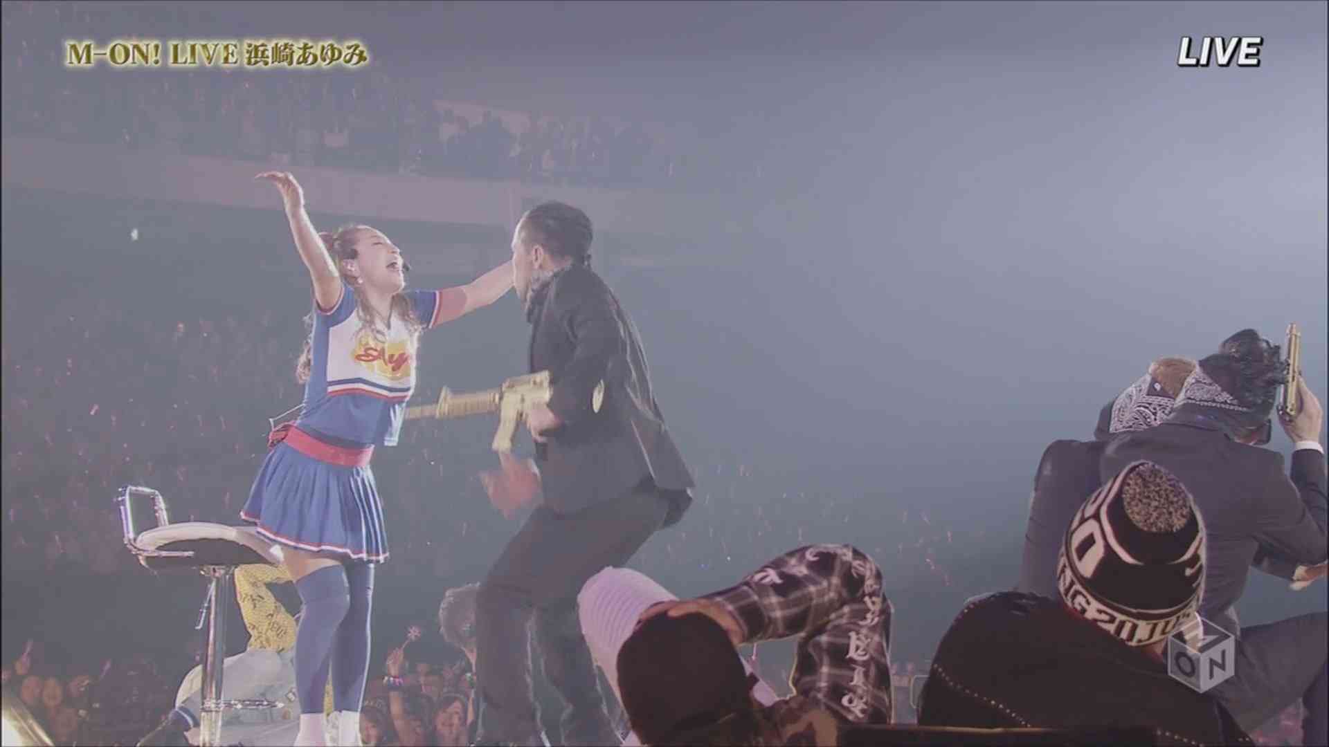 思わず二度見!? 浜崎あゆみ、限界ギリギリの肌出しショット公開で「セクスィ連発」「肌がぷるぷる！」