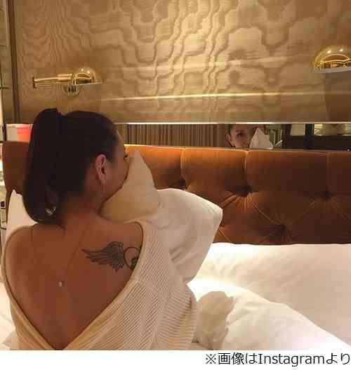 思わず二度見!? 浜崎あゆみ、限界ギリギリの肌出しショット公開で「セクスィ連発」「肌がぷるぷる！」