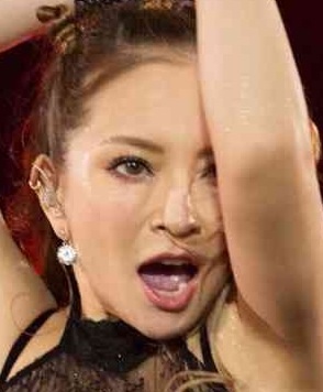 思わず二度見!? 浜崎あゆみ、限界ギリギリの肌出しショット公開で「セクスィ連発」「肌がぷるぷる！」