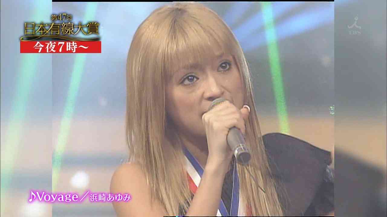 思わず二度見!? 浜崎あゆみ、限界ギリギリの肌出しショット公開で「セクスィ連発」「肌がぷるぷる！」