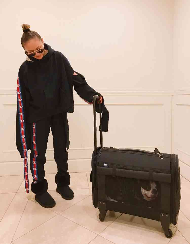 思わず二度見!? 浜崎あゆみ、限界ギリギリの肌出しショット公開で「セクスィ連発」「肌がぷるぷる！」