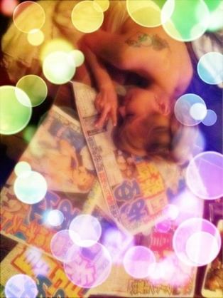 思わず二度見!? 浜崎あゆみ、限界ギリギリの肌出しショット公開で「セクスィ連発」「肌がぷるぷる！」