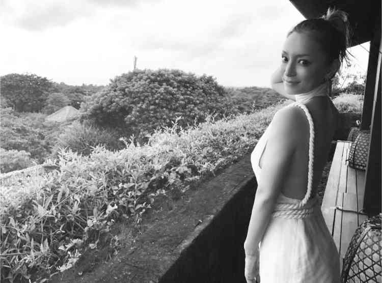 思わず二度見!? 浜崎あゆみ、限界ギリギリの肌出しショット公開で「セクスィ連発」「肌がぷるぷる！」