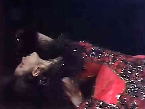 思わず二度見!? 浜崎あゆみ、限界ギリギリの肌出しショット公開で「セクスィ連発」「肌がぷるぷる！」