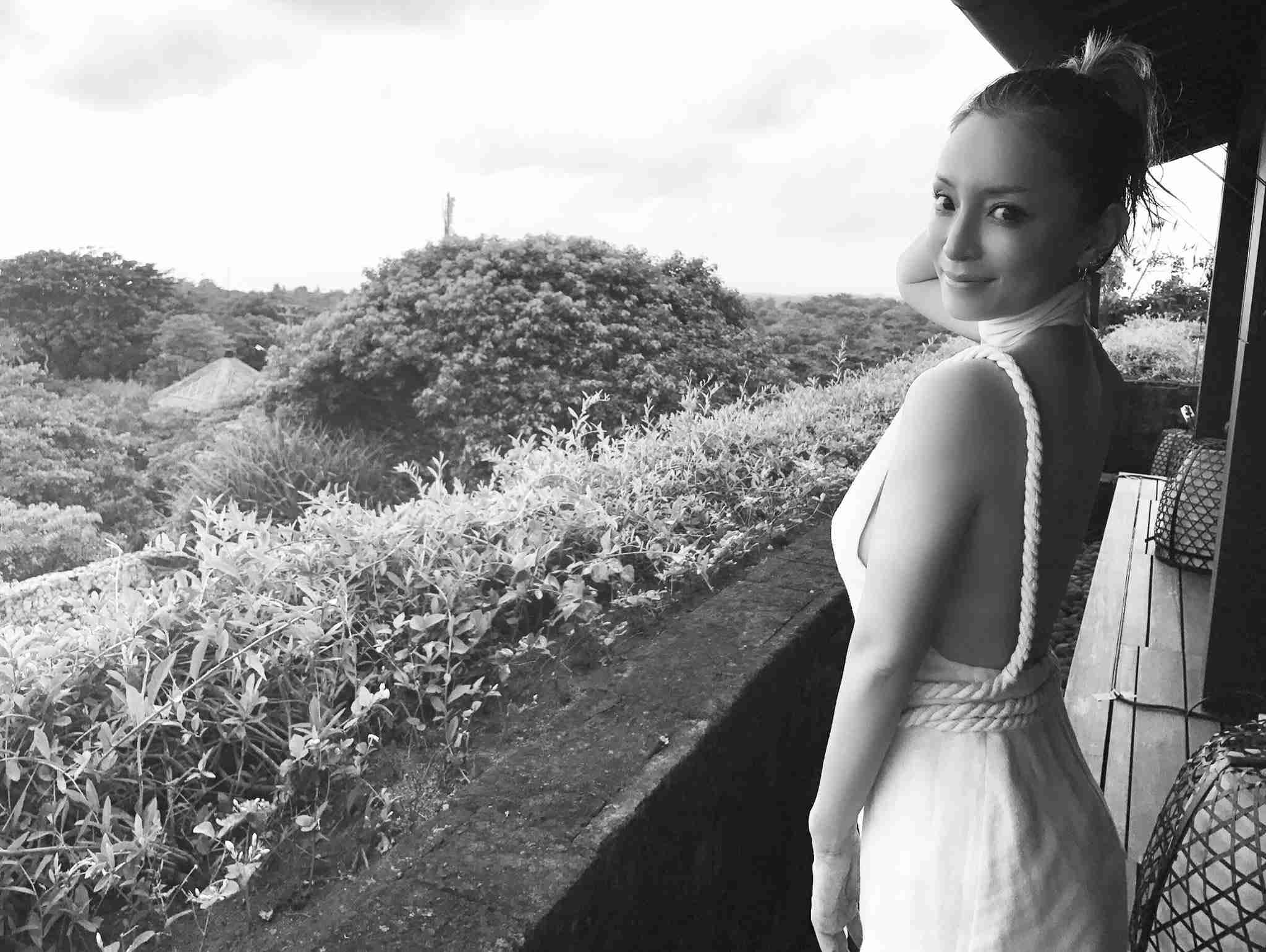 思わず二度見!? 浜崎あゆみ、限界ギリギリの肌出しショット公開で「セクスィ連発」「肌がぷるぷる！」