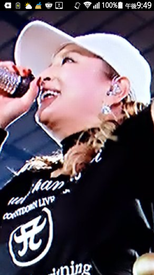 思わず二度見!? 浜崎あゆみ、限界ギリギリの肌出しショット公開で「セクスィ連発」「肌がぷるぷる！」