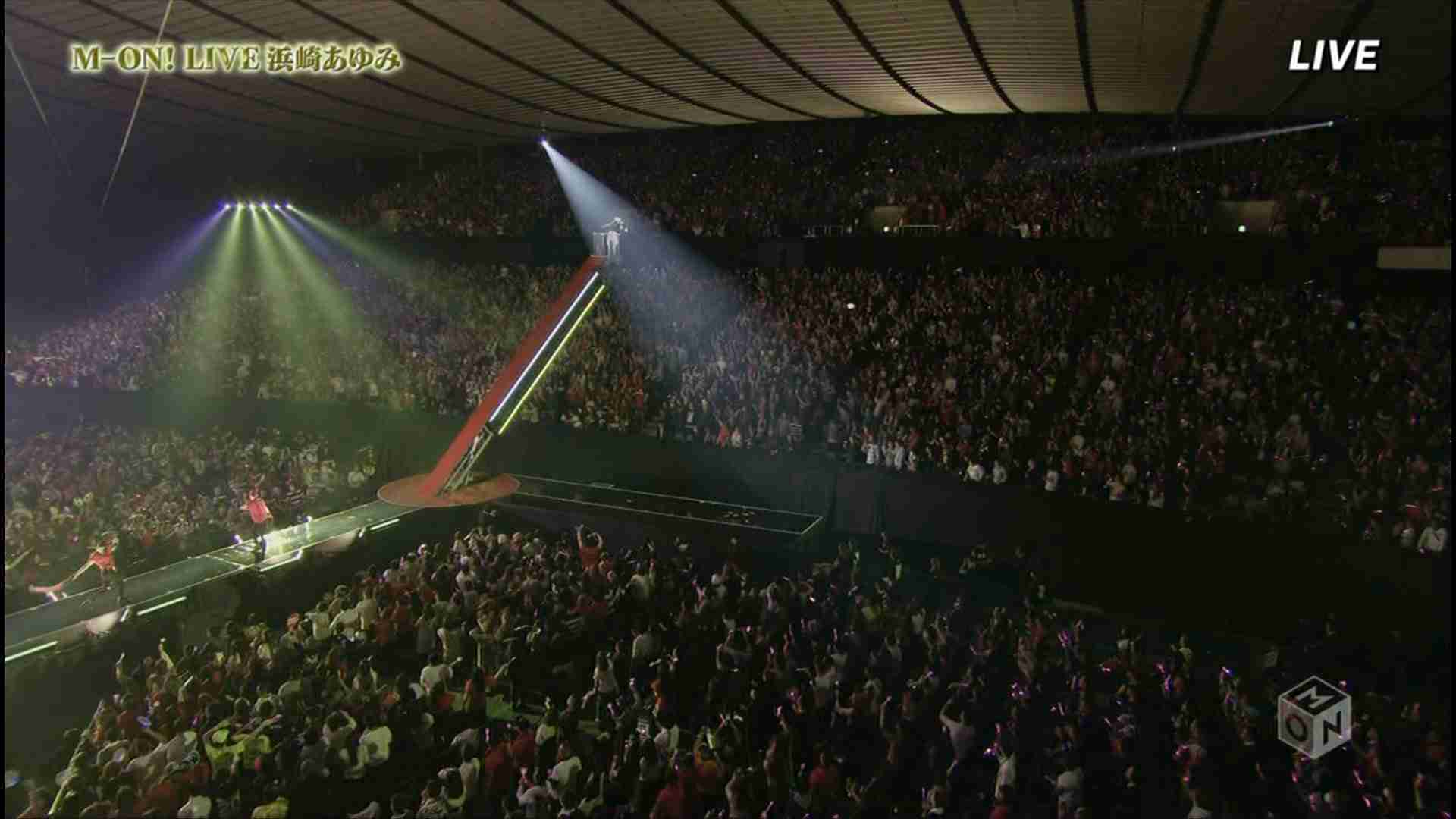 思わず二度見!? 浜崎あゆみ、限界ギリギリの肌出しショット公開で「セクスィ連発」「肌がぷるぷる！」