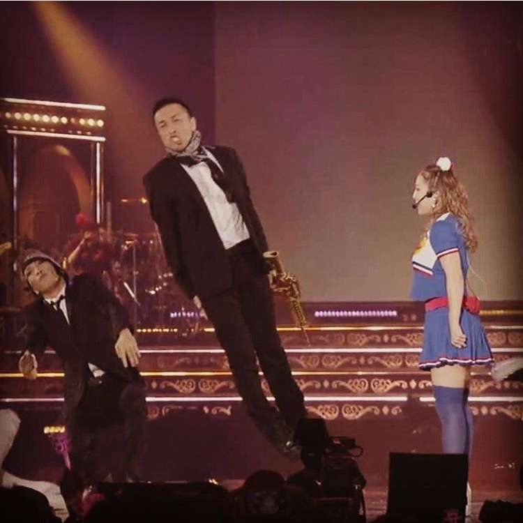 思わず二度見!? 浜崎あゆみ、限界ギリギリの肌出しショット公開で「セクスィ連発」「肌がぷるぷる！」