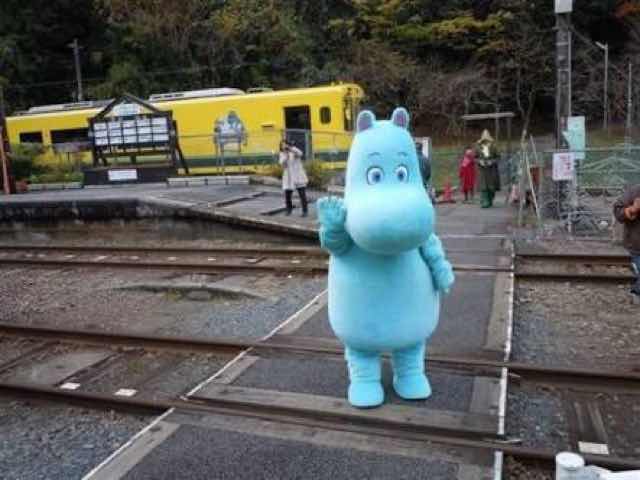 松本伊代、線路内に侵入して写真撮影　直後に踏切警報器が鳴る