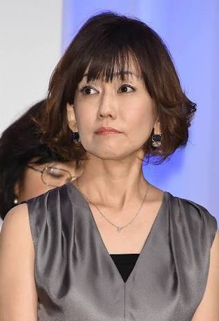 松本伊代、線路内に侵入して写真撮影　直後に踏切警報器が鳴る