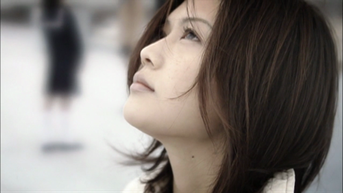 あるMV(ミュージックビデオ)の画像を貼って歌手と曲名が分かったらプラスを押すトピ