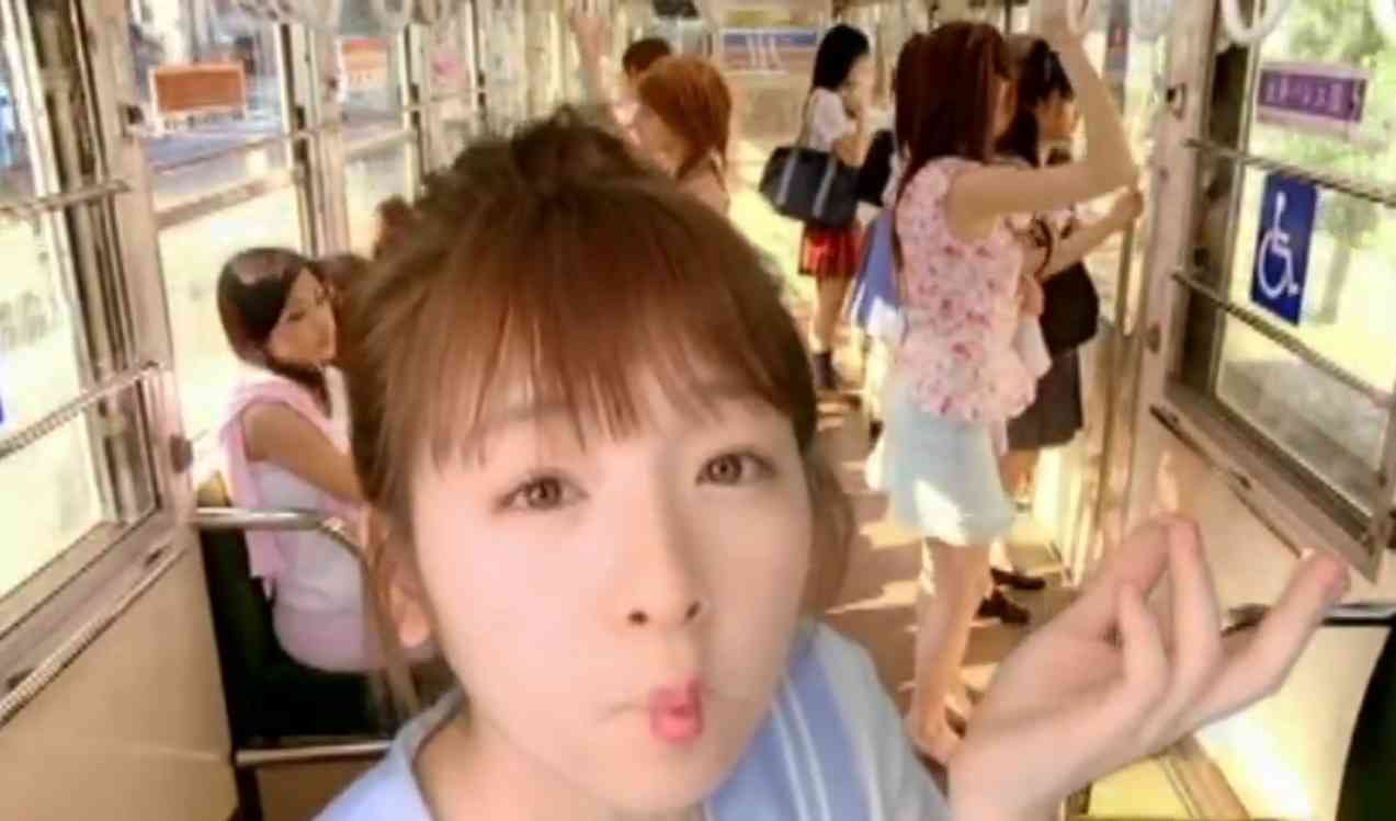 あるMV(ミュージックビデオ)の画像を貼って歌手と曲名が分かったらプラスを押すトピ