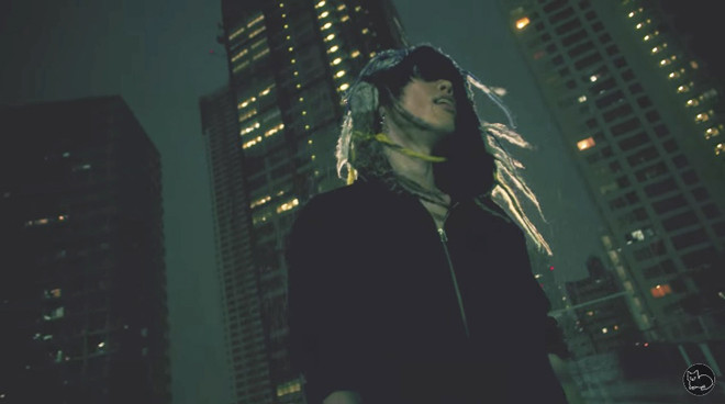 あるMV(ミュージックビデオ)の画像を貼って歌手と曲名が分かったらプラスを押すトピ