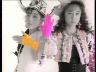 あるMV(ミュージックビデオ)の画像を貼って歌手と曲名が分かったらプラスを押すトピ