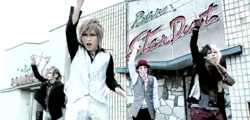 あるMV(ミュージックビデオ)の画像を貼って歌手と曲名が分かったらプラスを押すトピ