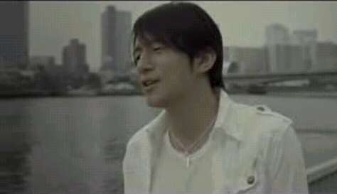 あるMV(ミュージックビデオ)の画像を貼って歌手と曲名が分かったらプラスを押すトピ