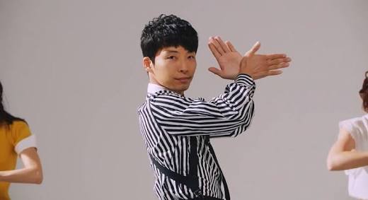 あるMV(ミュージックビデオ)の画像を貼って歌手と曲名が分かったらプラスを押すトピ