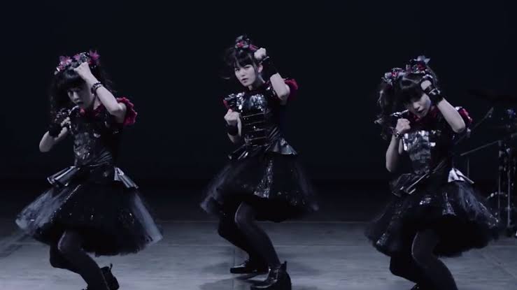 あるMV(ミュージックビデオ)の画像を貼って歌手と曲名が分かったらプラスを押すトピ