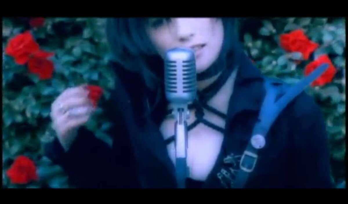 あるMV(ミュージックビデオ)の画像を貼って歌手と曲名が分かったらプラスを押すトピ
