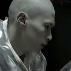 あるMV(ミュージックビデオ)の画像を貼って歌手と曲名が分かったらプラスを押すトピ