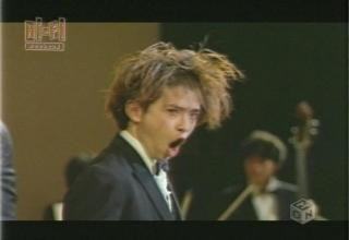 あるMV(ミュージックビデオ)の画像を貼って歌手と曲名が分かったらプラスを押すトピ