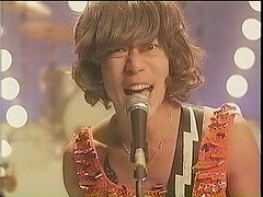 あるMV(ミュージックビデオ)の画像を貼って歌手と曲名が分かったらプラスを押すトピ