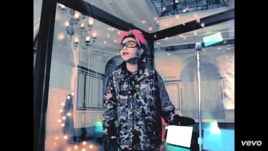 あるMV(ミュージックビデオ)の画像を貼って歌手と曲名が分かったらプラスを押すトピ