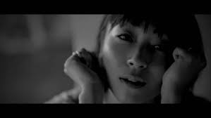 あるMV(ミュージックビデオ)の画像を貼って歌手と曲名が分かったらプラスを押すトピ