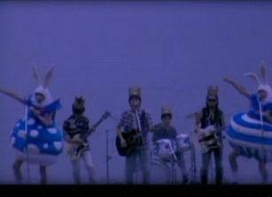あるMV(ミュージックビデオ)の画像を貼って歌手と曲名が分かったらプラスを押すトピ