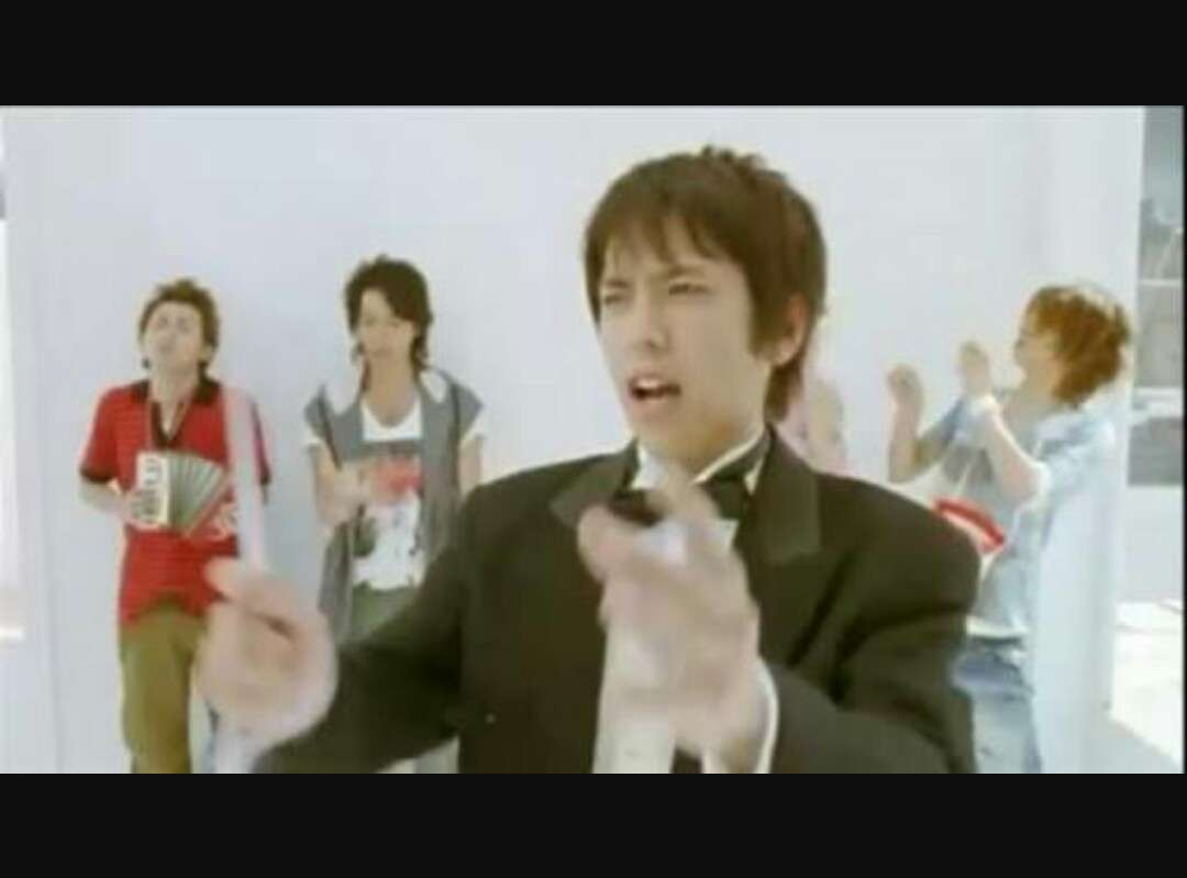 あるMV(ミュージックビデオ)の画像を貼って歌手と曲名が分かったらプラスを押すトピ