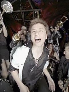 あるMV(ミュージックビデオ)の画像を貼って歌手と曲名が分かったらプラスを押すトピ