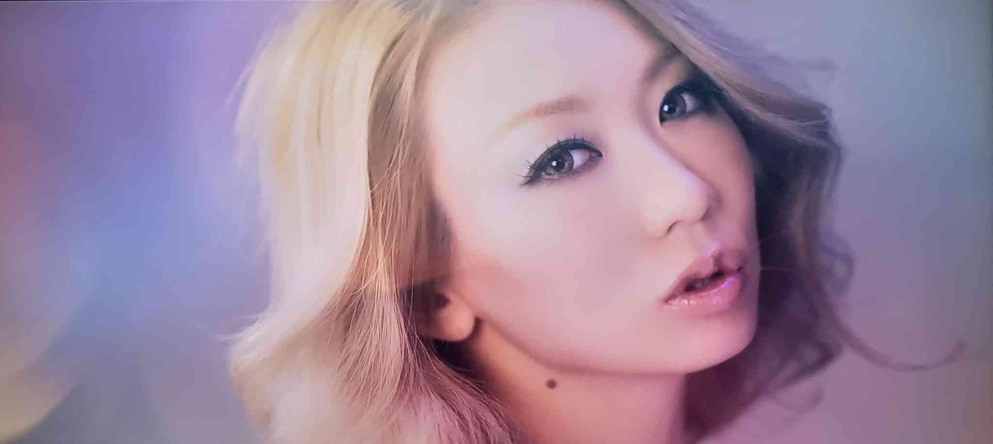 あるMV(ミュージックビデオ)の画像を貼って歌手と曲名が分かったらプラスを押すトピ