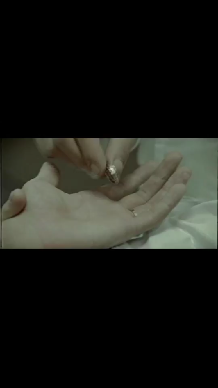 あるMV(ミュージックビデオ)の画像を貼って歌手と曲名が分かったらプラスを押すトピ