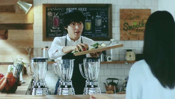“マスター・山崎賢人”が作るスムージー飲みたい！爽やかエプロン姿でお出迎え